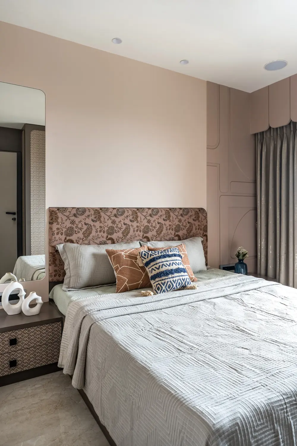 Bedroom with a patterned headboard in blush