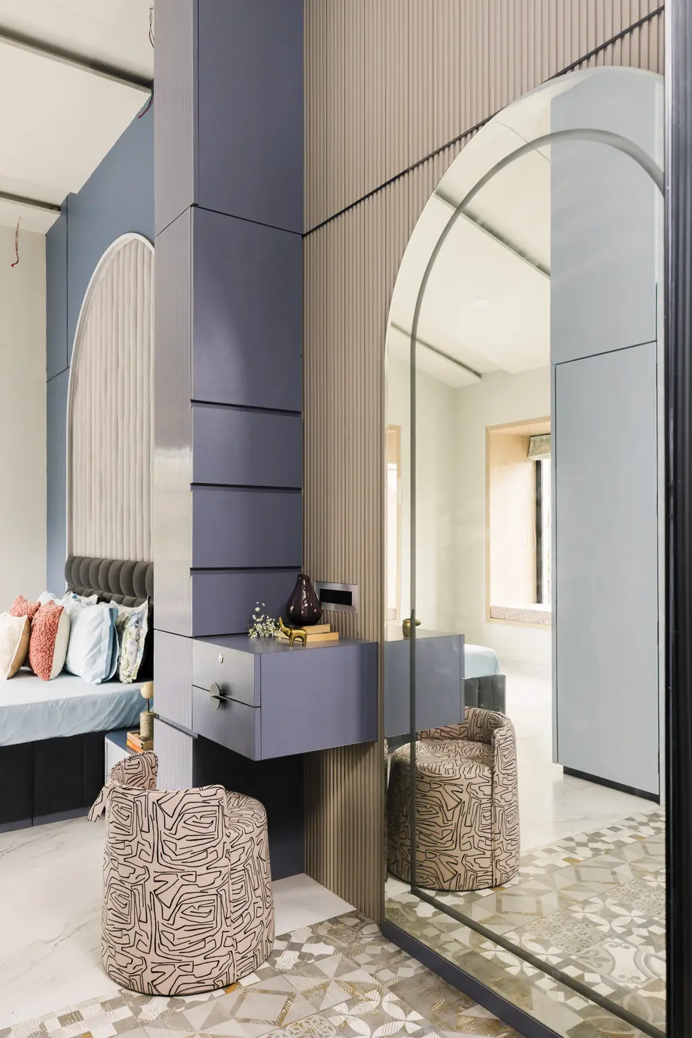 Dressing corner with an arched mirror and a textured pouf